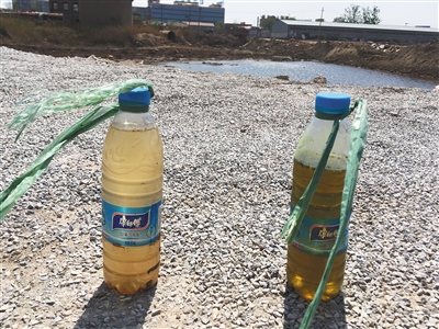 左側(cè)水樣取自化肥廠滲坑經(jīng)過治理的部分，顏色較淺；右側(cè)水樣取自同一滲坑未經(jīng)治理的部分，顏色更深。