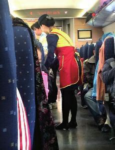 高鐵盒飯價(jià)格過(guò)高問(wèn)題，近年來(lái)已成為社會(huì)熱點(diǎn)話題。高鐵盒飯價(jià)格緣何居高不下呢？究竟是盒飯企業(yè)壟斷化經(jīng)營(yíng)，還是盒飯的成本高？這都需要高鐵相關(guān)部門公開透明，算出明細(xì)賬。