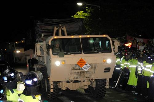 在1000多名警察的護(hù)衛(wèi)下，薩德系統(tǒng)被運(yùn)到星州的高爾夫球場(chǎng)圖據(jù)網(wǎng)絡(luò)