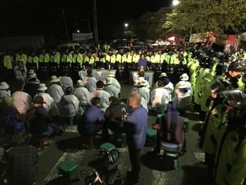 在把薩德搬運(yùn)到星州高爾夫球場(chǎng)過(guò)程中，當(dāng)?shù)鼐用窈途彀l(fā)生對(duì)抗沖突圖據(jù)網(wǎng)絡(luò)