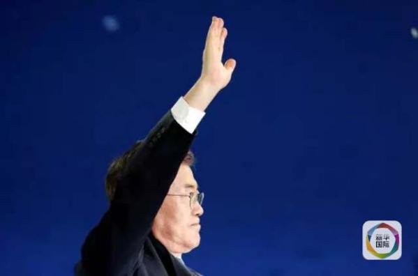 目前民調(diào)領(lǐng)先的共同民主黨候選人文在寅方面當(dāng)天上午表示，強(qiáng)行在星州部署“薩德”的做法“無視國民意愿和程序”，實(shí)際上切斷了下屆政府針對“薩德”相關(guān)政策的判斷余地。