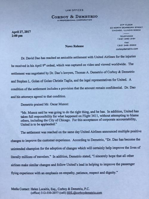當(dāng)?shù)貢r(shí)間4月27日14點(diǎn)（北京時(shí)間28日凌晨3點(diǎn)），負(fù)責(zé)代理美聯(lián)航暴力拖拽乘客下飛機(jī)一案的律師德梅特里奧給包括央視記者在內(nèi)的媒體發(fā)來郵件，稱美聯(lián)航已與遭暴力拖拽下飛機(jī)的乘客David Dao達(dá)成和解協(xié)議。但作為條件之一，協(xié)議的具體內(nèi)容和涉及的金額保密。