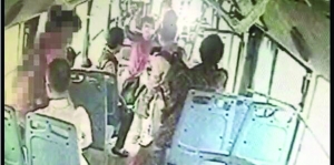 女司機(jī)路見不平一聲吼，小女孩方才脫身 視頻截圖