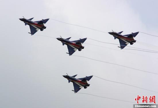 資料圖：殲-10表演機。<a target='_blank'  _fcksavedurl='http://www.chinanews.com/' _fcksavedurl='http://www.chinanews.com/'>中新社</a>發(fā) 申進科 攝