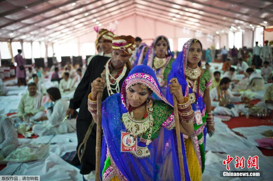 當?shù)貢r間2014年6月15日,印度新德里,印度政府為數(shù)百對貧困新人舉辦集體婚禮。