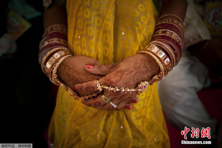 當?shù)貢r間2014年6月15日,印度新德里,印度政府為數(shù)百對貧困新人舉辦集體婚禮。