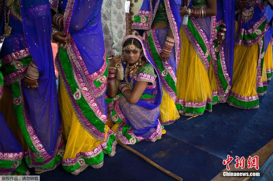 當?shù)貢r間2014年6月15日,印度新德里,印度政府為數(shù)百對貧困新人舉辦集體婚禮。