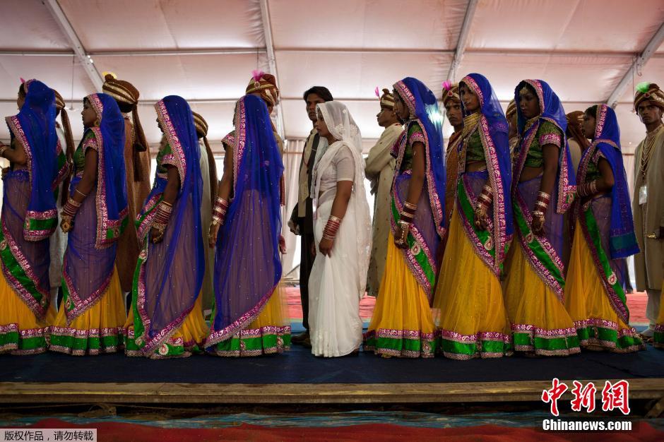 當?shù)貢r間2014年6月15日,印度新德里,印度政府為數(shù)百對貧困新人舉辦集體婚禮。