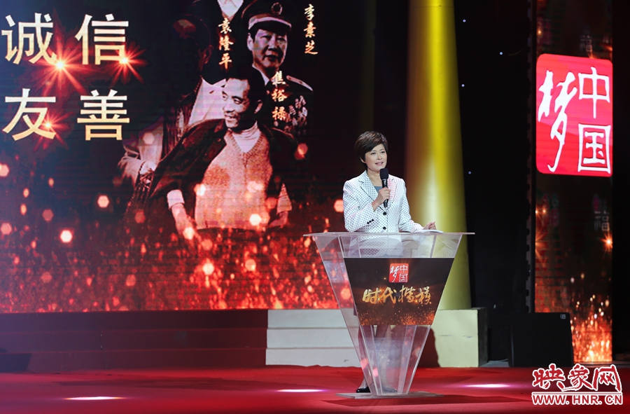 中央電視臺(tái)“時(shí)代楷模”發(fā)布廳，發(fā)布人敬一丹介紹“編外雷鋒團(tuán)”。