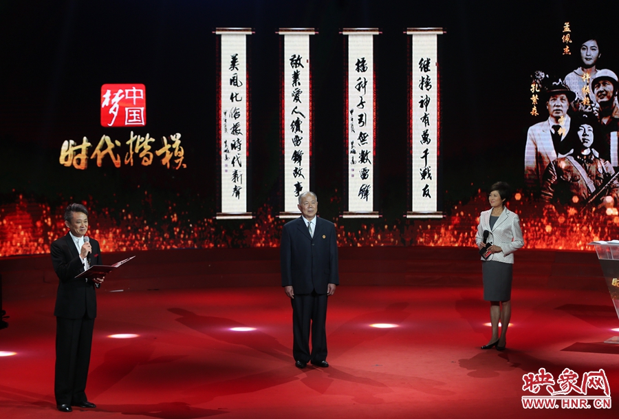 朗誦者現(xiàn)場(chǎng)朗誦贊河南鄧州“編外雷鋒團(tuán)”的楹聯(lián)。