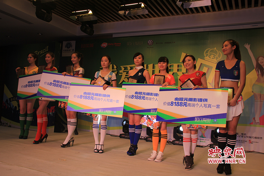 18位足球佳麗通過(guò)自我列紹、旗袍走秀、球衣展示三輪比拼，最終8位選手成功勝出。