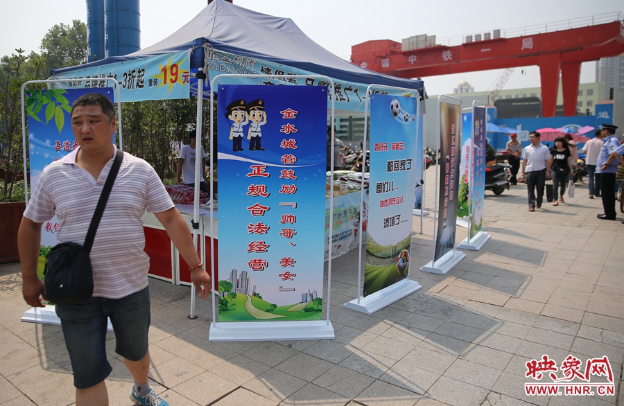 攤位被“圍觀”后，沒有一單生意，過往市民叫好。