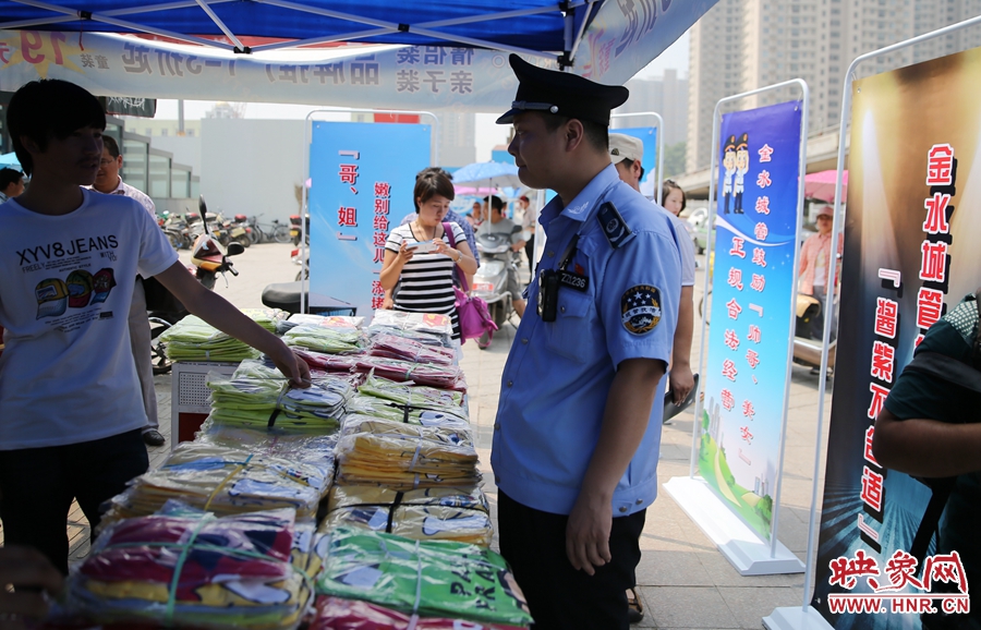 執(zhí)法人員勸導看守攤位的人員搬離，停止非法占道經(jīng)營。