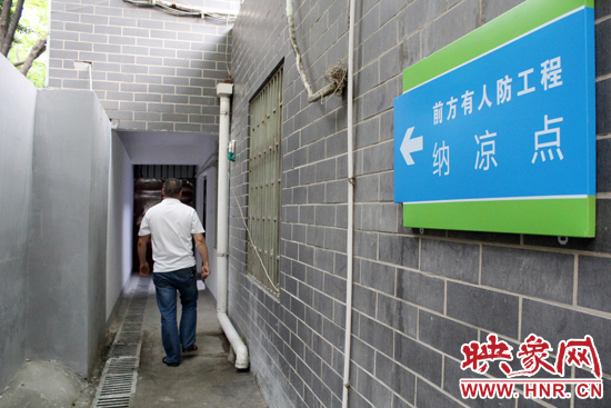 在每一處納涼點均有醒目標(biāo)志，市民可就近前往。