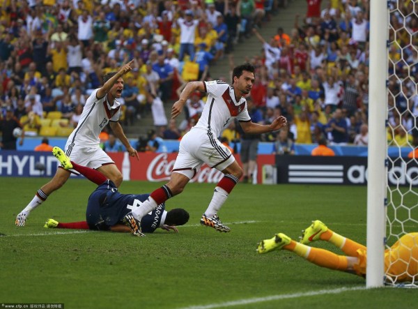 第13分鐘，胡梅爾斯頭球破門