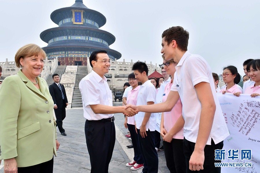 李克強同默克爾與青少年代表親切交流。