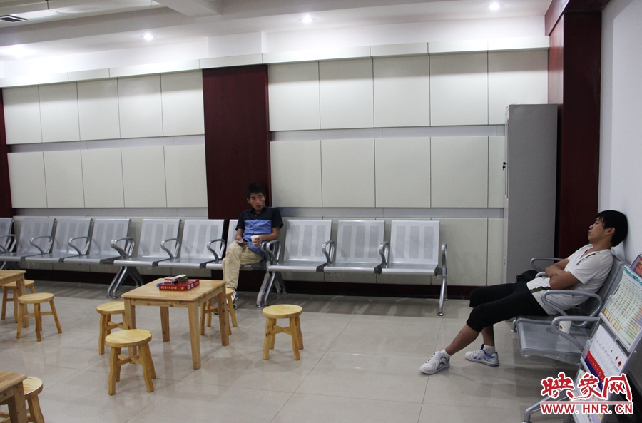 中原區(qū)人防納涼場(chǎng)所（桐柏路與中原路交叉口），市民在22度的室內(nèi)休息，并配有棋牌和飲用水。