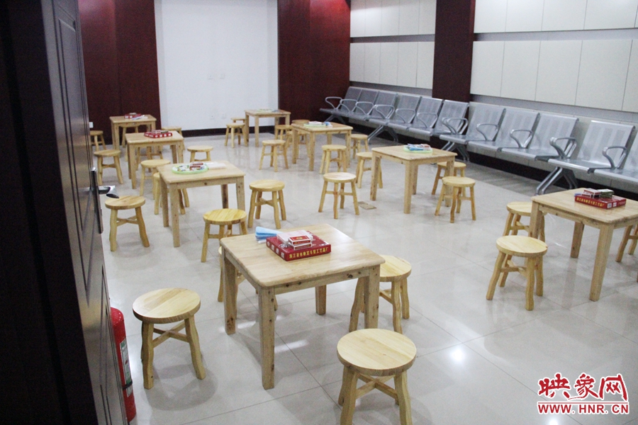 中原區(qū)人防納涼場(chǎng)所（桐柏路與中原路交叉口），內(nèi)部環(huán)境干凈整潔。