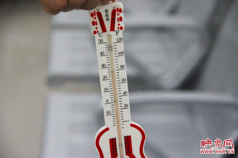 中原區(qū)人防納涼場(chǎng)所（桐柏路與中原路交叉口），室內(nèi)溫度達(dá)24度，相比中原區(qū)室外溫度低14度。