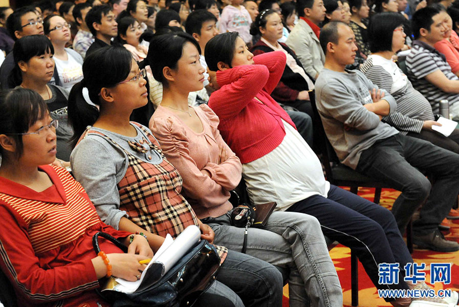 “準(zhǔn)媽媽”和“準(zhǔn)爸爸”們在鄭州市舉行的一場金色“孕”律音樂會現(xiàn)場欣賞搖籃曲（2011年5月8日攝）。