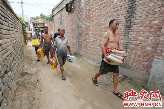 映象網(wǎng)記者為老人帶來(lái)大米糧油等生活物資。