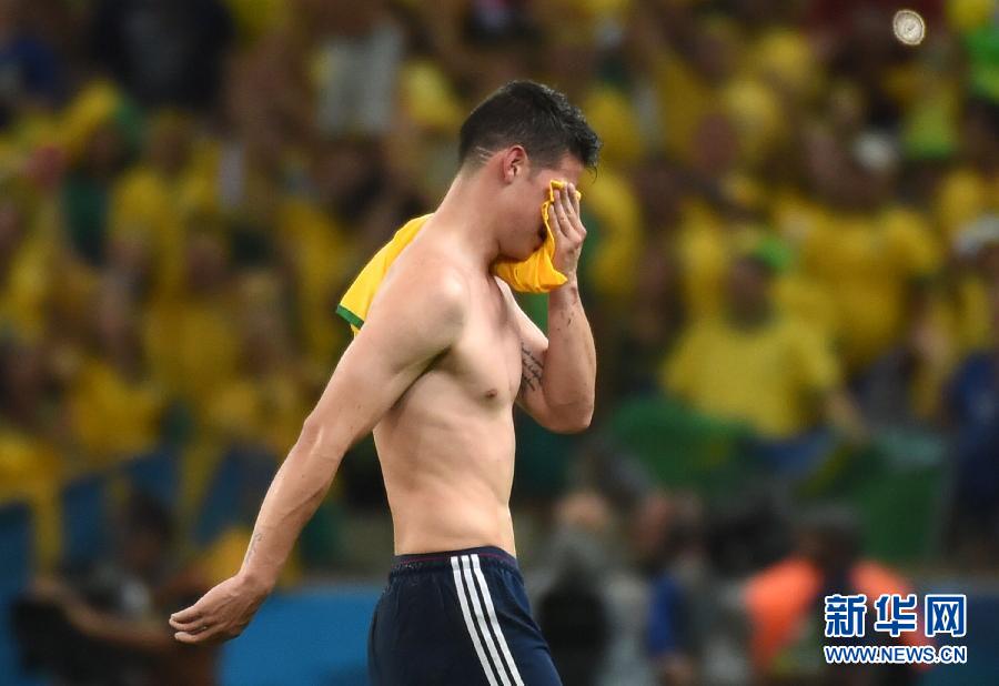 7月4日，哥倫比亞隊(duì)球員羅德里格斯退場(chǎng)時(shí)掩面而泣。