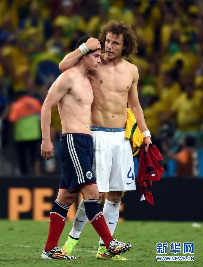 圖為7月4日，巴西隊(duì)球員路易斯（右）賽后安慰哥倫比亞隊(duì)球員羅德里格斯。