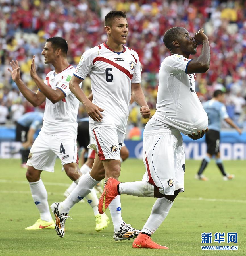 6月14日，哥斯達(dá)黎加隊(duì)球員喬·坎貝爾（右一）進(jìn)球后將足球塞進(jìn)衣服內(nèi)慶祝。