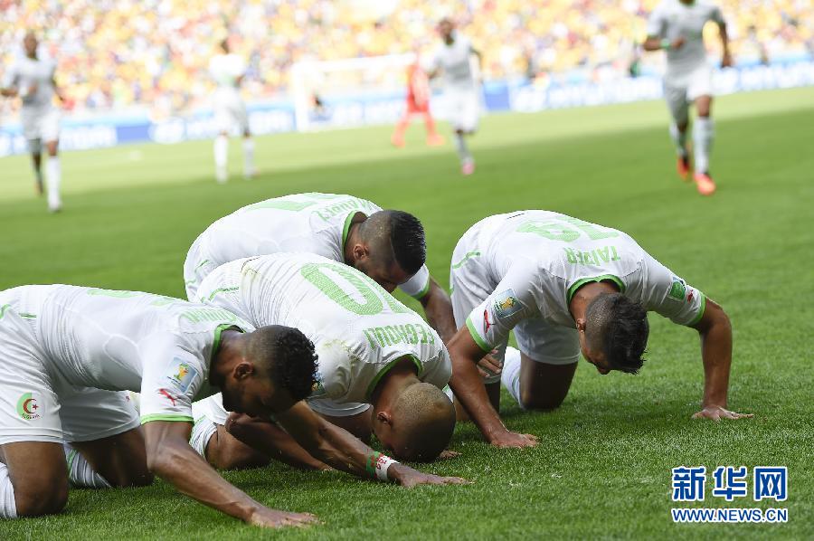 6月17日，阿爾及利亞隊(duì)球員蘇·費(fèi)古利（左二）罰入點(diǎn)球后與隊(duì)友慶祝。