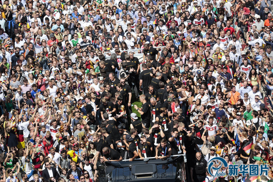 當(dāng)?shù)貢r間2014年7月15日，德國柏林，德國隊歸國舉行奪冠巡游。