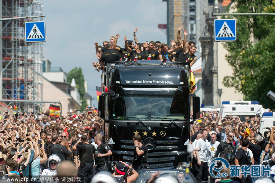 當(dāng)?shù)貢r間2014年7月15日，德國柏林，德國隊歸國舉行奪冠巡游。