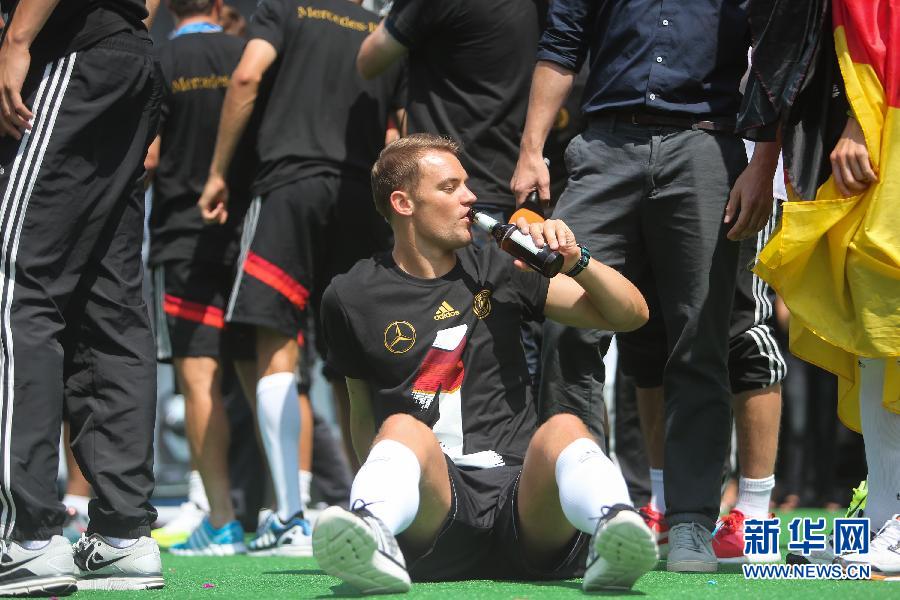 當(dāng)?shù)貢r間2014年7月15日，德國柏林，德國隊歸國舉行奪冠巡游