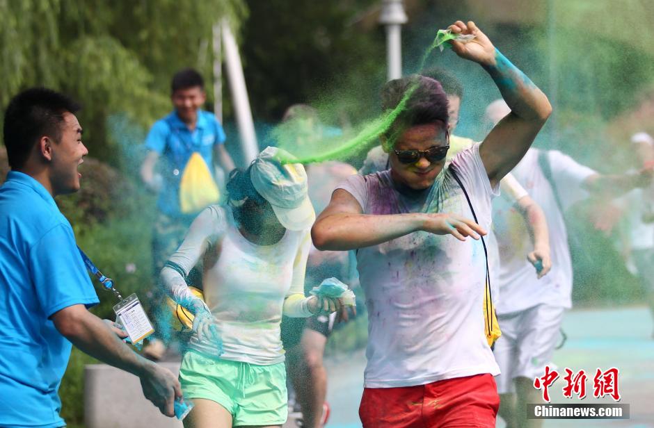 7月19日,參加彩虹跑的年輕人沖向終點(diǎn)后合影。