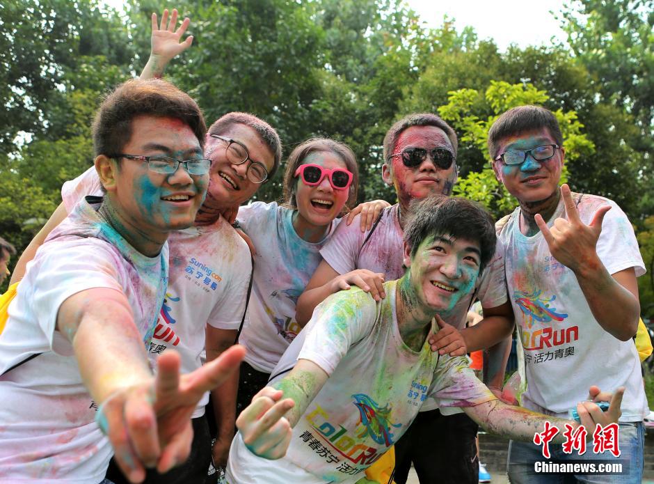 7月19日,參加彩虹跑的年輕人沖向終點(diǎn)后合影。