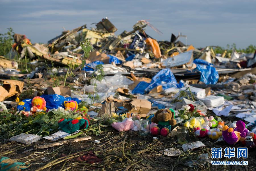 7月19日,在烏克蘭頓涅茨克州拉瑟普諾耶村附近,人們將玩具擺放在馬航MH17航班墜機現(xiàn)場。