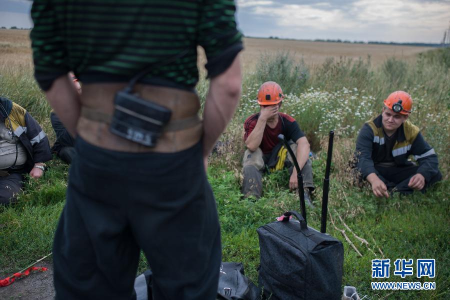 7月19日,在烏克蘭頓涅茨克州馬航MH17航班的墜毀現(xiàn)場附近,幾名礦工志愿者在休息。