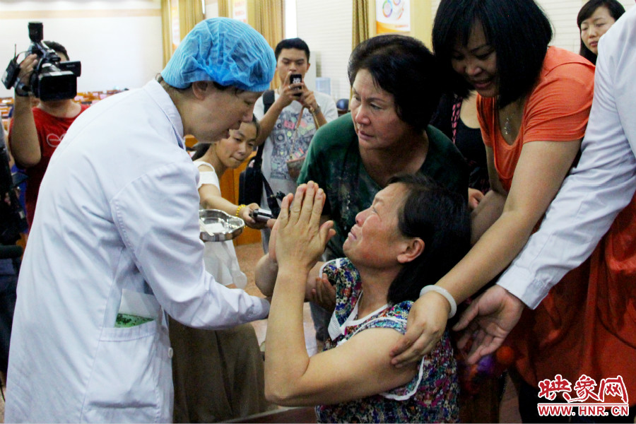 當?shù)弥↓埬X部的鋼針成功取出，馮書想的情緒有些激動。