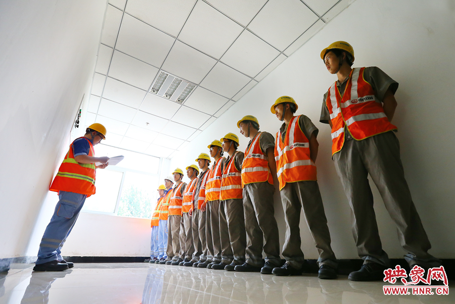 檢修前，班長需要向大家提醒工作要點和安全事項