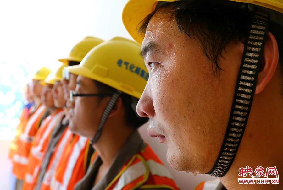 入伏的天氣里，一套工裝穿在身上，即使不動也是滿頭大汗