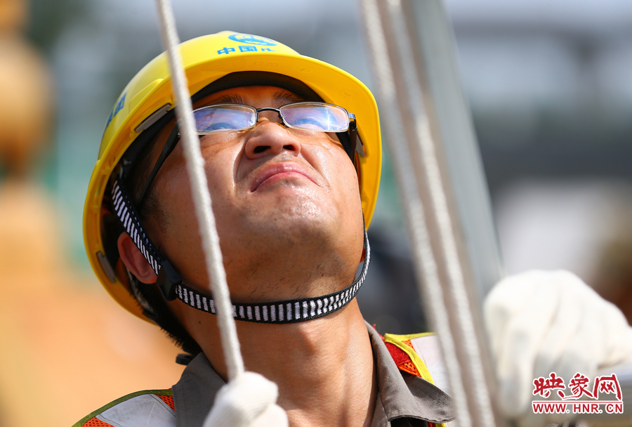 酷暑下，工人師傅的每一個動作都消耗著大量的體力
