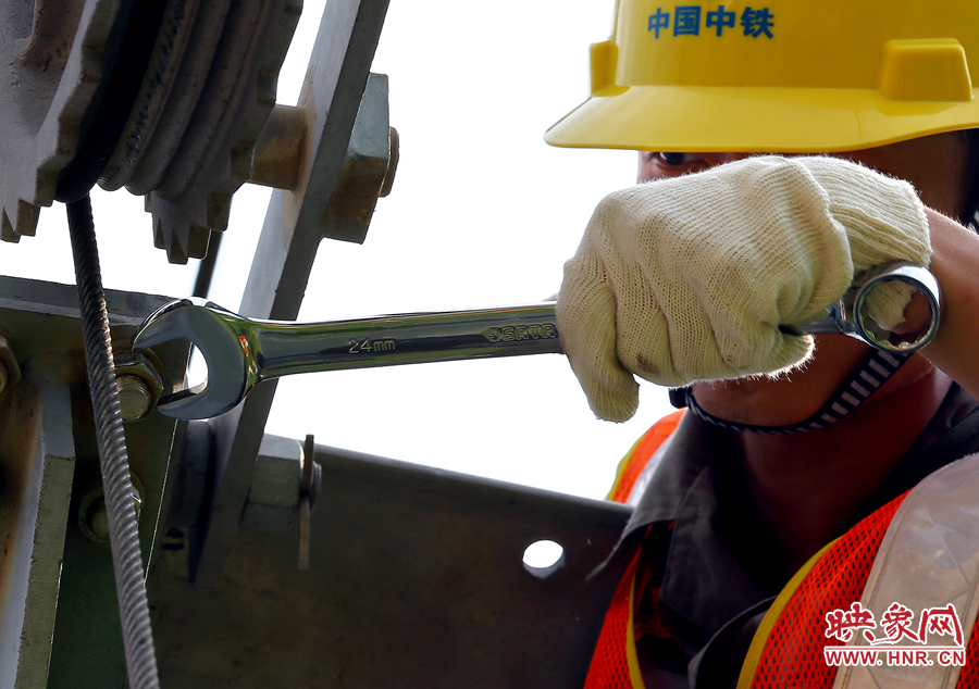 雖然備受高溫的煎熬，但是工作卻是一絲不茍