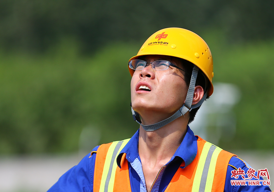 在直射的陽光下，工作人員只能瞇著眼睛觀察施工情況