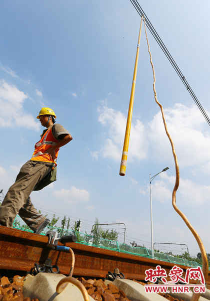 金屬的施工工具，在高溫的暴曬下需要帶上手套才敢觸碰