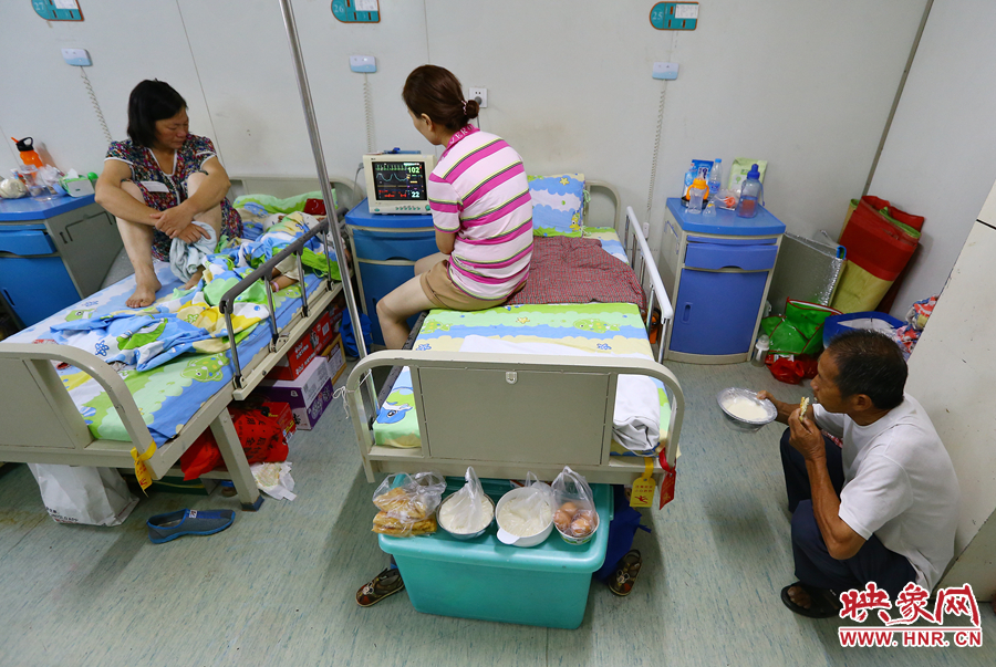 早上八點多，親戚買來了早餐，可是孩子的奶奶和姑姑卻吃不下去