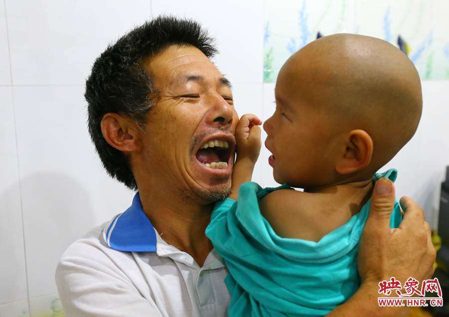 麻醉前，爺爺努力逗著大龍笑，他希望孩子能暫時忘記傷病帶來的疼痛