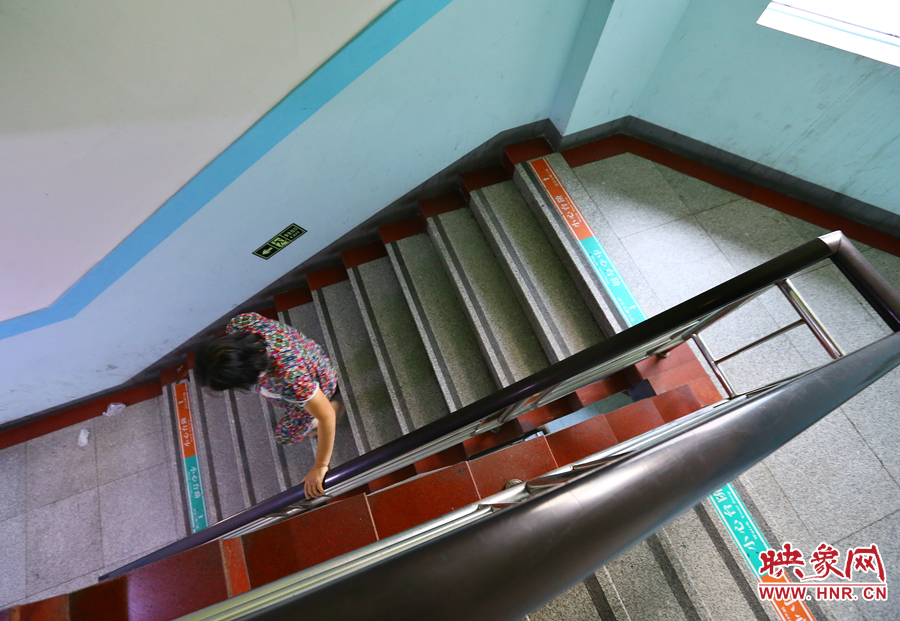 當(dāng)看到孫子進入手術(shù)室后，大龍的奶奶含著淚離開