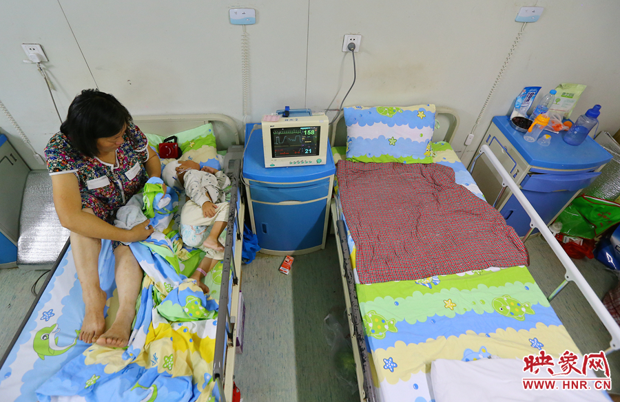 大龍手術(shù)期間，奶奶一直守在小龍身邊