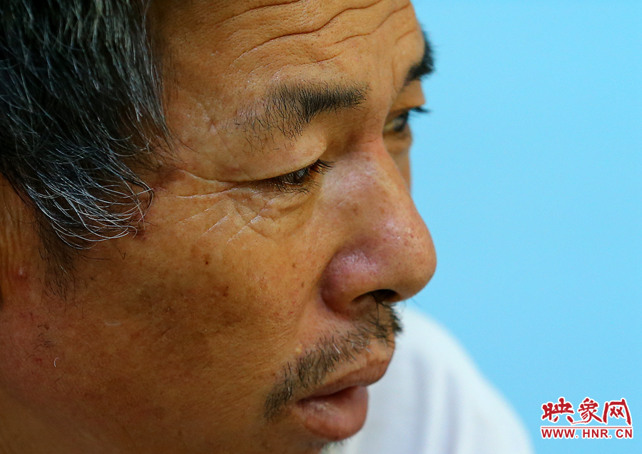 大龍爺爺兩鬢的白發(fā)這兩天好像又多了些，在手術(shù)室外的等待，更是對他內(nèi)心的煎熬。