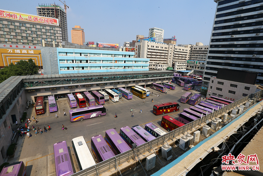 不大的停車場(chǎng)內(nèi)，每天都有上千輛長(zhǎng)途車需要調(diào)度員指揮協(xié)調(diào)