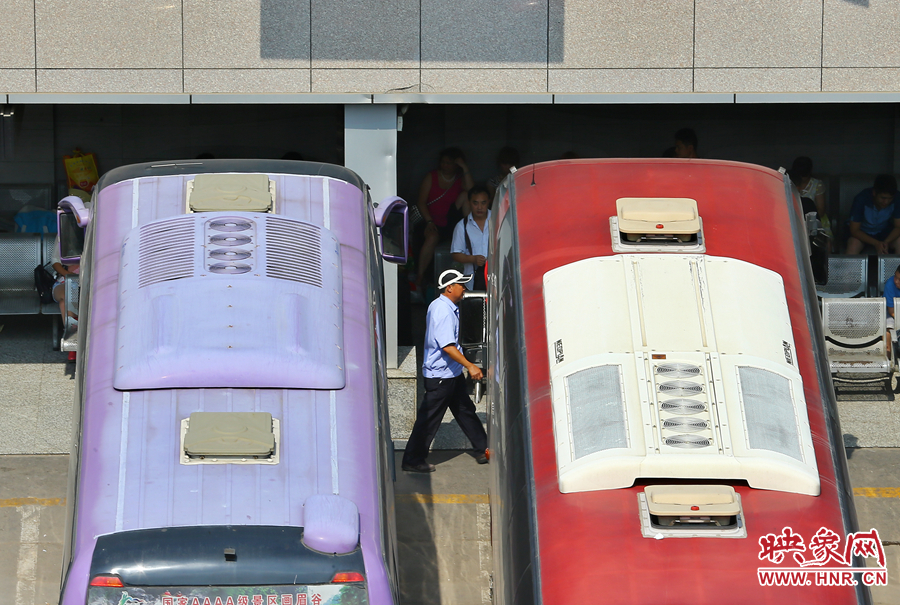 調(diào)度員的身影，在客車間不停穿梭